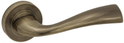 Stylowy uchwyt drzwiowy w odcieniu mosiądzu, o gładkiej, eleganckiej formie.