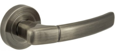 Metalowy uchwyt drzwiowy o eleganckim, matowym wykończeniu w odcieniu szaro-srebrnym.