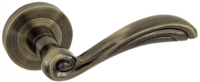 Stylowy, metalowy uchwyt drzwiowy w kolorze brązowym z ozdobnym wykończeniem.