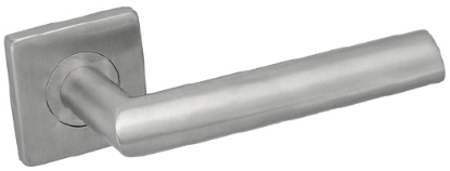 Srebrna klamka drzwiowa o prostym, nowoczesnym kształcie.