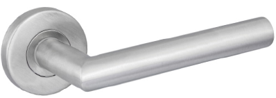 Srebrny uchwyt drzwiowy o prostym, nowoczesnym designie.