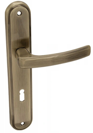 Metalowy uchwyt drzwiowy w kolorze mosiądzu, zamontowany na prostokątnej płycie z otworem na zamek.