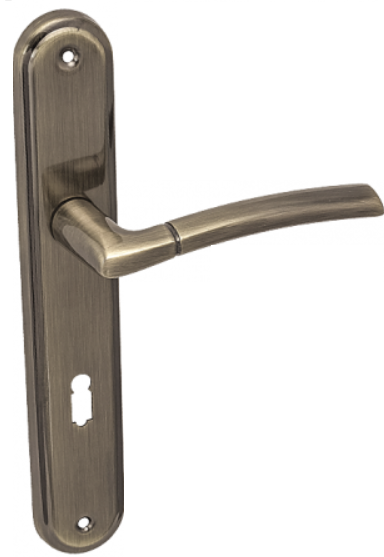 Złota klamka drzwiowa na prostokątnej płycie, z otworem na zamek.