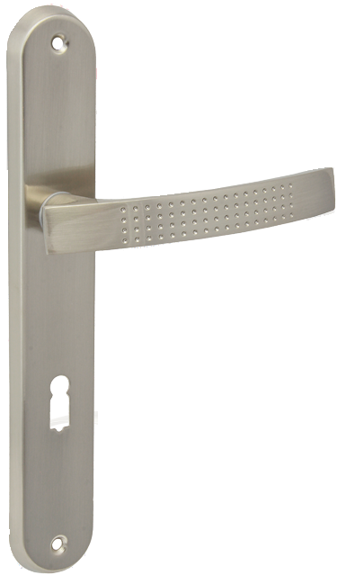 Srebrna klamka drzwiowa z prostą, perforowaną rączką i otworem na zamek.
