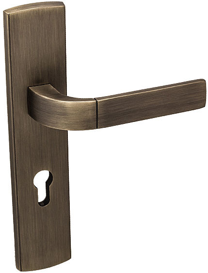 Złota klamka drzwiowa z prostym uchwytem i otworem na zamek.