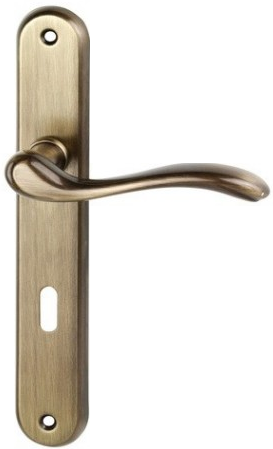 Złoty uchwyt drzwiowy na prostokątnej płycie, z delikatnym, zakrzywionym kształtem.