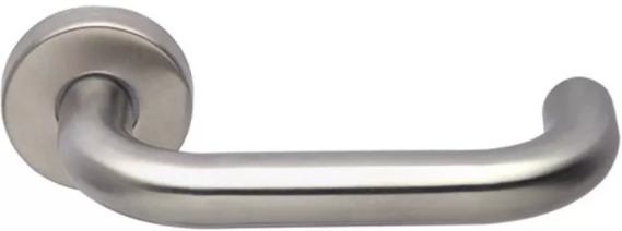 Metalowy uchwyt drzwiowy w kolorze srebrnym, o prostym, nowoczesnym kształcie.