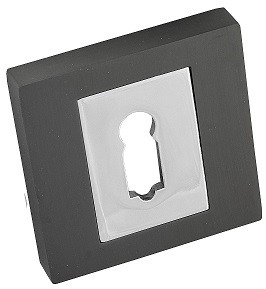 Kwadratowy zamek z otworem na klucz, w kolorze czarnym i srebrnym, umieszczony na jasnym tle.