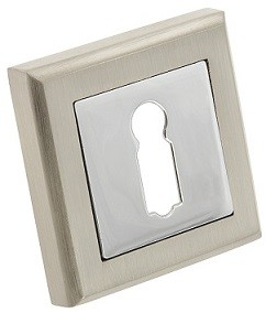 Metalowa wkładka zamka w kwadratowej ramce, w kolorze srebrnym.