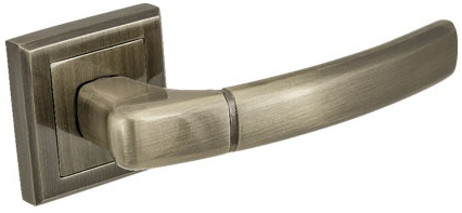 Metalowy uchwyt drzwiowy w kolorze antycznego srebra, o prostym, eleganckim kształcie.