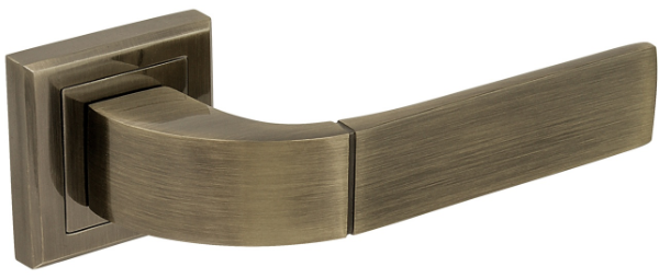 Elegancki uchwyt drzwiowy w kolorze antycznego mosiądzu, z zaokrąglonym kształtem i prostokątną podstawą.