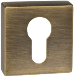 Kwadratowy, mosiężny wkład zamka z otworem w kształcie klucza.