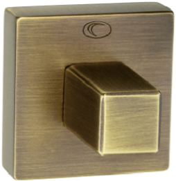 Kwadratowy włącznik światła w kolorze mosiądzu z wypukłym przyciskiem.