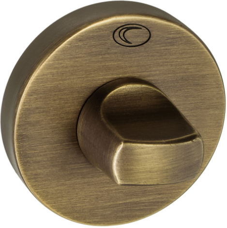 Złoty, okrągły uchwyt z logo, przeznaczony do drzwi lub szafek.