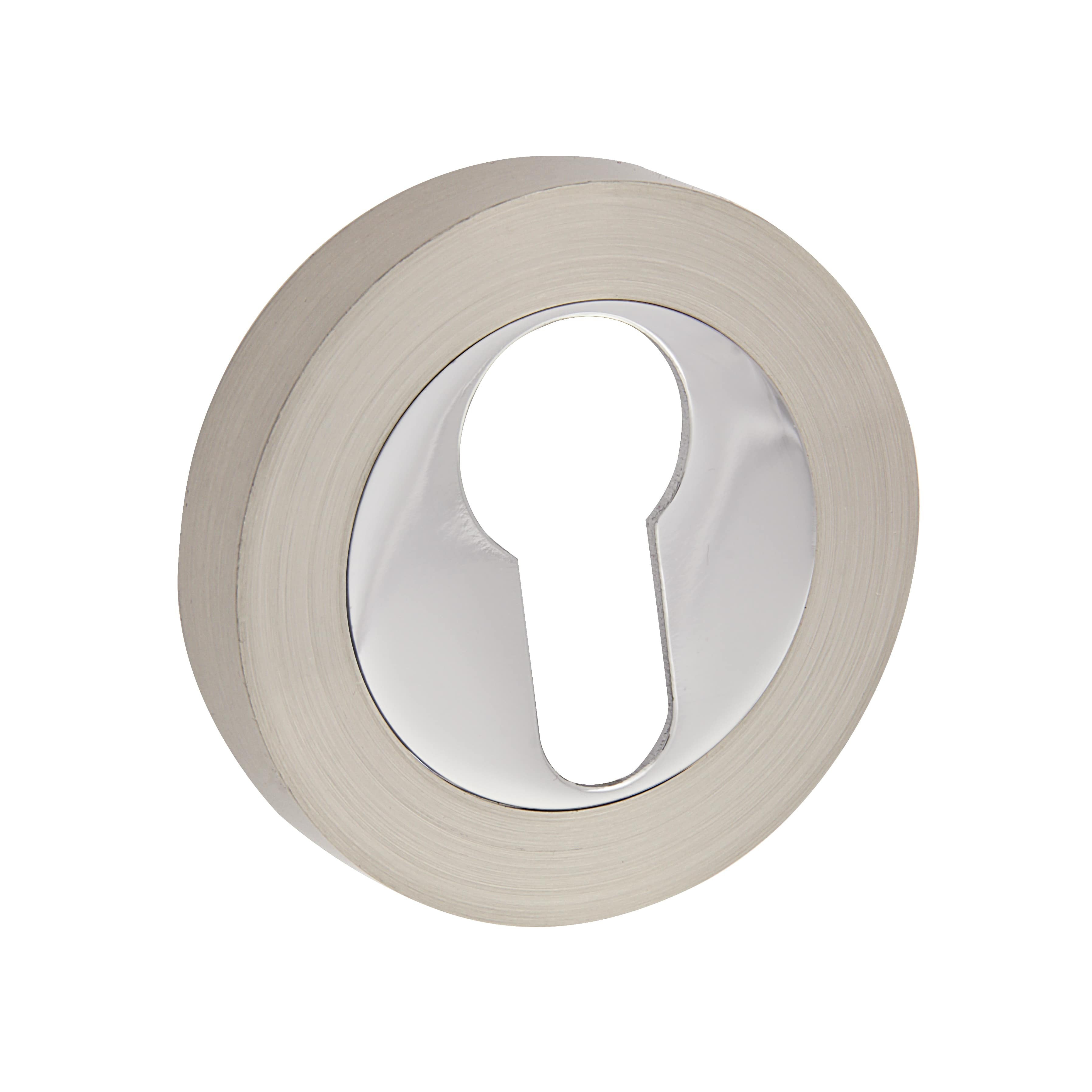 Metalowa rolka taśmy z wycięciem w kształcie klucza, na białym tle.