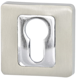 Metalowa osłona zamka w kształcie klucza, z matowym wykończeniem i błyszczącym akcentem.