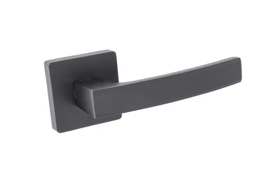 Czarna klamka drzwiowa o prostym, nowoczesnym kształcie, zamocowana na kwadratowej podstawie.