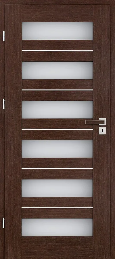 Brązowe drzwi z przeszkleniami, podzielone na poziome pasy, z nowoczesnym uchwytem.
