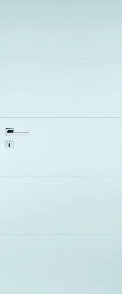 Biała drzwi z metalowym uchwytem i zamkiem, minimalistyczny design, gładka powierzchnia.