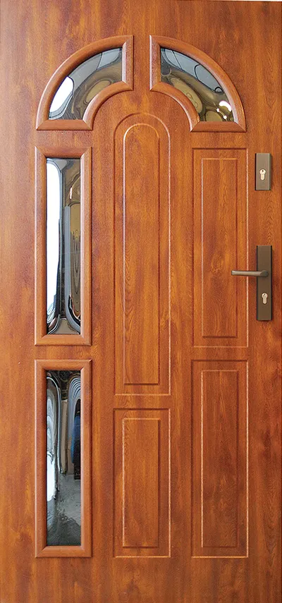 Brązowe drzwi z dwoma prostokątnymi oknami i zaokrąglonym górnym panelem, z metalowym uchwytem.