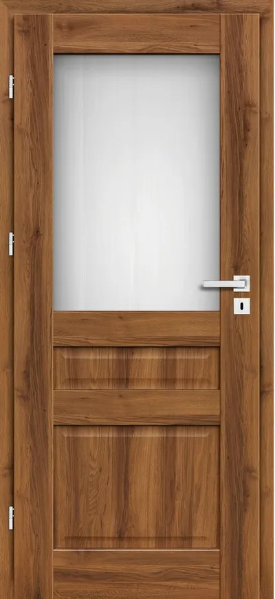 Drewniana drzwi z przeszklonym panelem, wykończone w ciepłym odcieniu brązu.