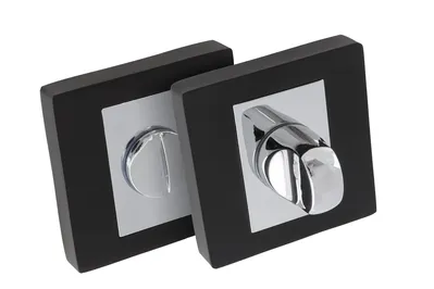 Dwa nowoczesne włączniki światła w czarnej ramce z metalowymi przyciskami.