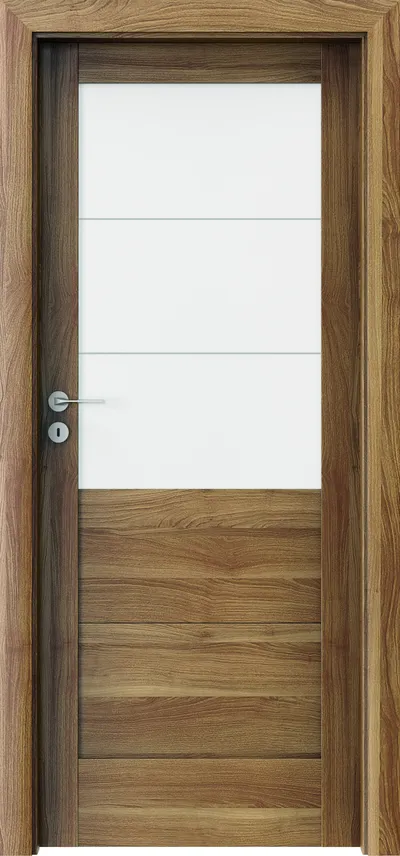 Drzwi w kolorze drewna z białymi panelami, z metalową klamką i zamkiem.