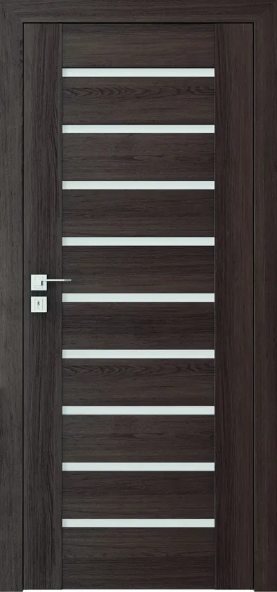 Ciemne drzwi z poziomymi, białymi paskami, metalowym zamkiem i nowoczesnym uchwytem.
