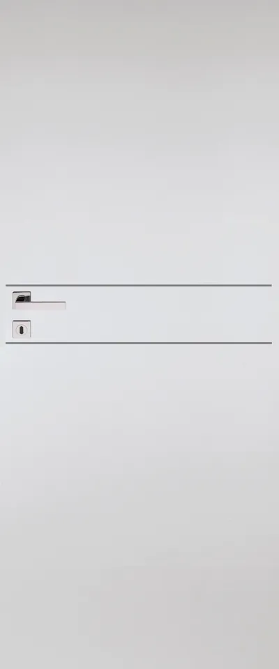 Biała ściana z minimalistycznym uchwytem i zamkiem, w nowoczesnym stylu.