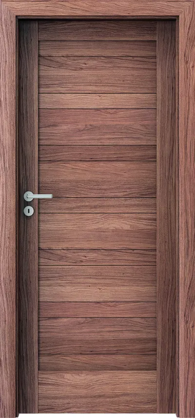 Drzwi w kolorze drewna z poziomymi żłobieniami i metalowym uchwytem.