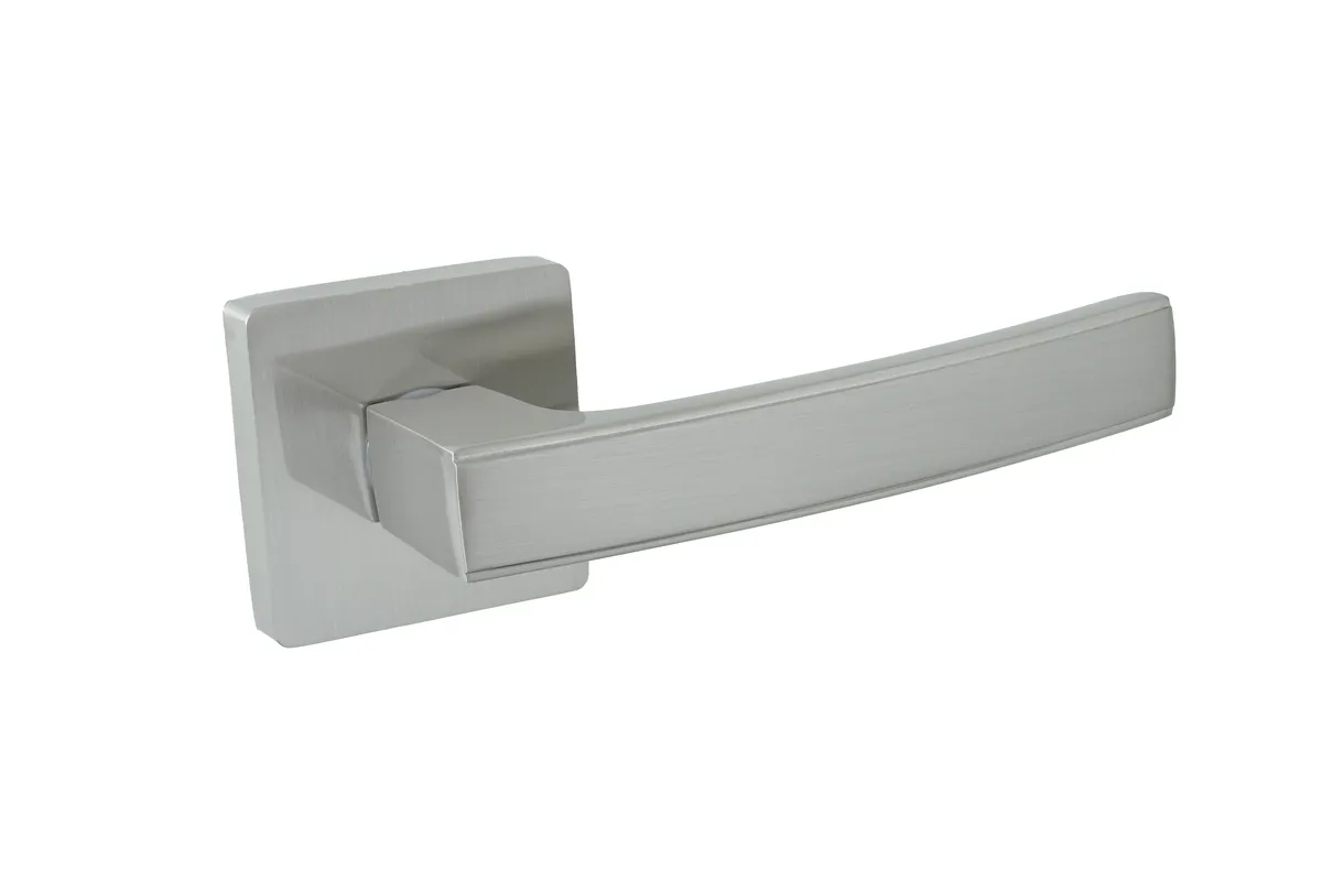 Srebrna klamka drzwiowa o prostym, nowoczesnym designie, zamocowana na kwadratowej podstawie.