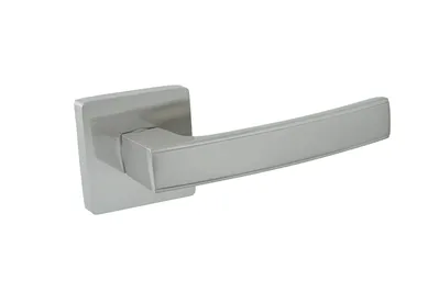 Srebrna klamka drzwiowa o prostym, nowoczesnym designie, zamocowana na kwadratowej podstawie.