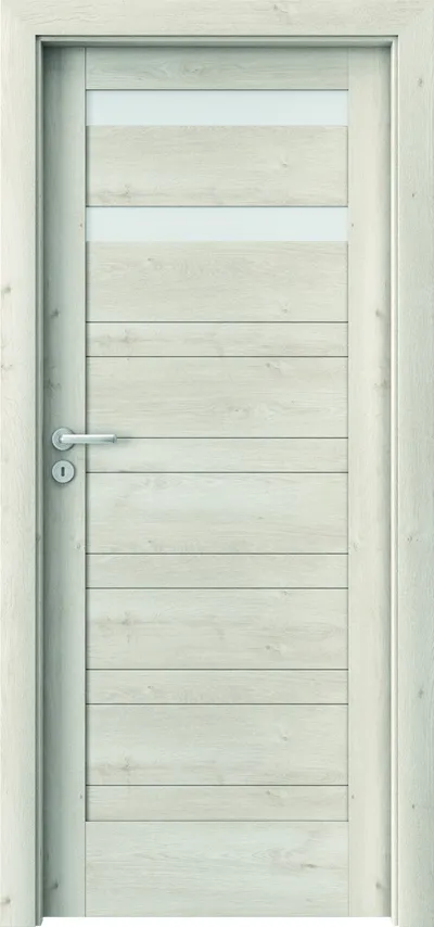 Drzwi w jasnym kolorze z poziomymi panelami i metalową klamką.