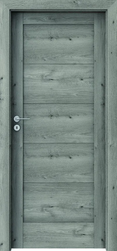 Szara, drewniana drzwi z prostym wzorem i metalowym zamkiem.