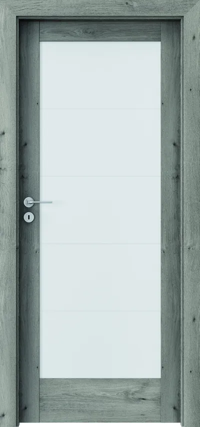 Drzwi w kolorze szarym z prostymi liniami i metalowym uchwytem, umieszczone w drewnianej ramie.