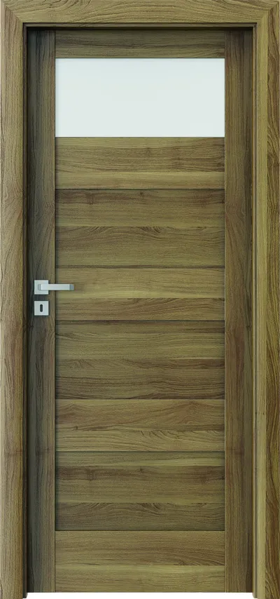 Drzwi w kolorze drewna z poziomymi przetłoczeniami i małym oknem u góry. Metalowy zamek w kolorze srebrnym.