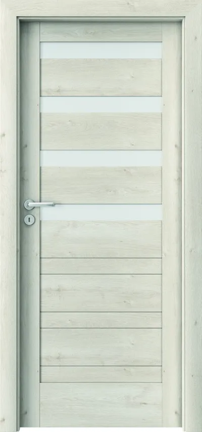 Drzwi w jasnym kolorze z poziomymi panelami, metalową klamką i zamkiem.