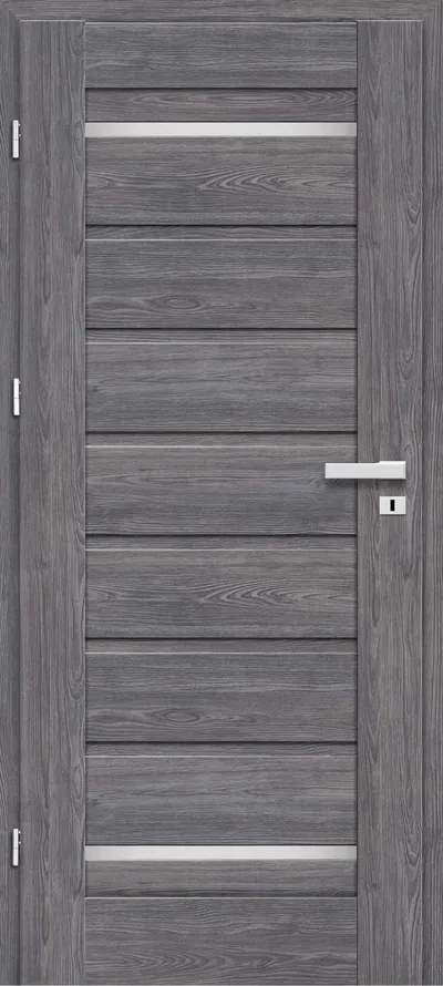 Szara drzwi wewnętrzne z poziomymi panelami i metalowym uchwytem, zamontowane w drewnianej ramie.