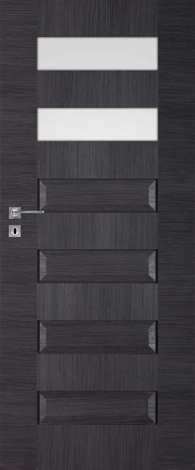 Ciemnoszara drzwi z trzema prostokątnymi przeszkleniami i poziomymi żłobieniami. Metalowy zamek i klamka.