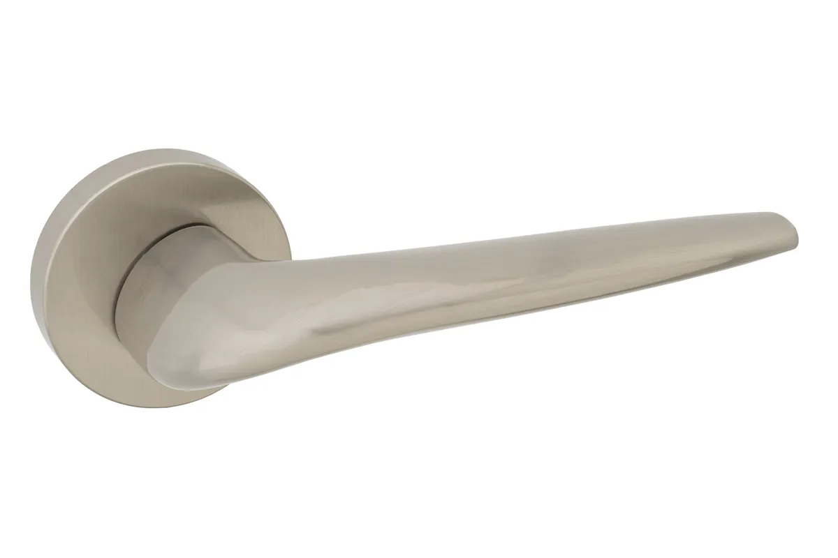 Srebrny uchwyt drzwiowy o opływowym kształcie, zamocowany na okrągłej podstawie.