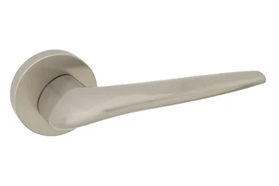 Srebrny uchwyt drzwiowy o opływowym kształcie, zamocowany na okrągłej podstawie.