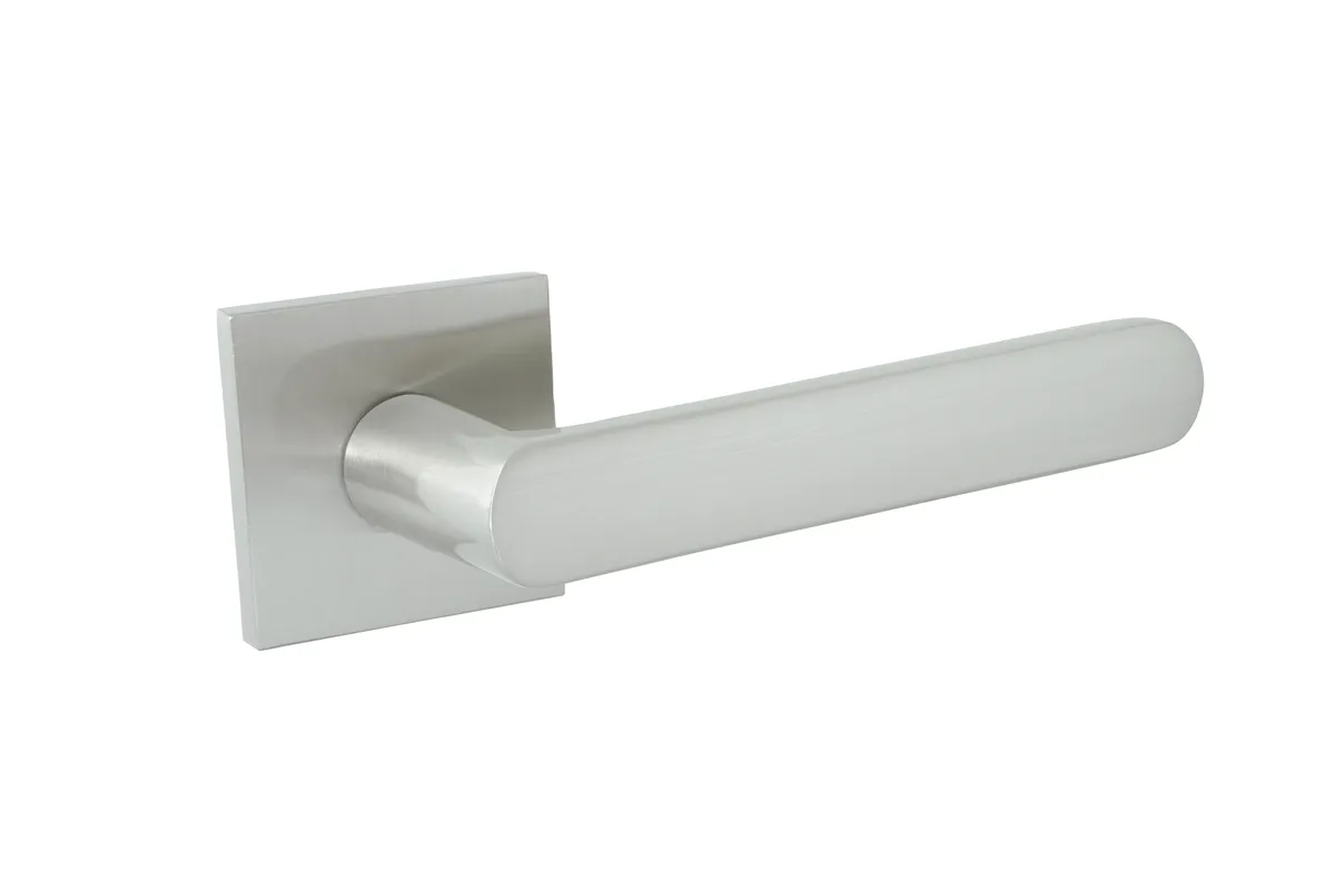 Srebrny uchwyt drzwiowy o prostym, nowoczesnym designie, zamocowany na kwadratowej podstawie.