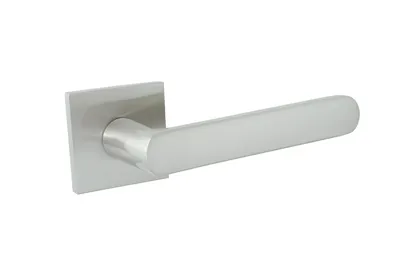 Srebrny uchwyt drzwiowy o prostym, nowoczesnym designie, zamocowany na kwadratowej podstawie.