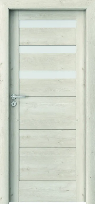 Drzwi w jasnym kolorze z poziomymi panelami i metalowym uchwytem.